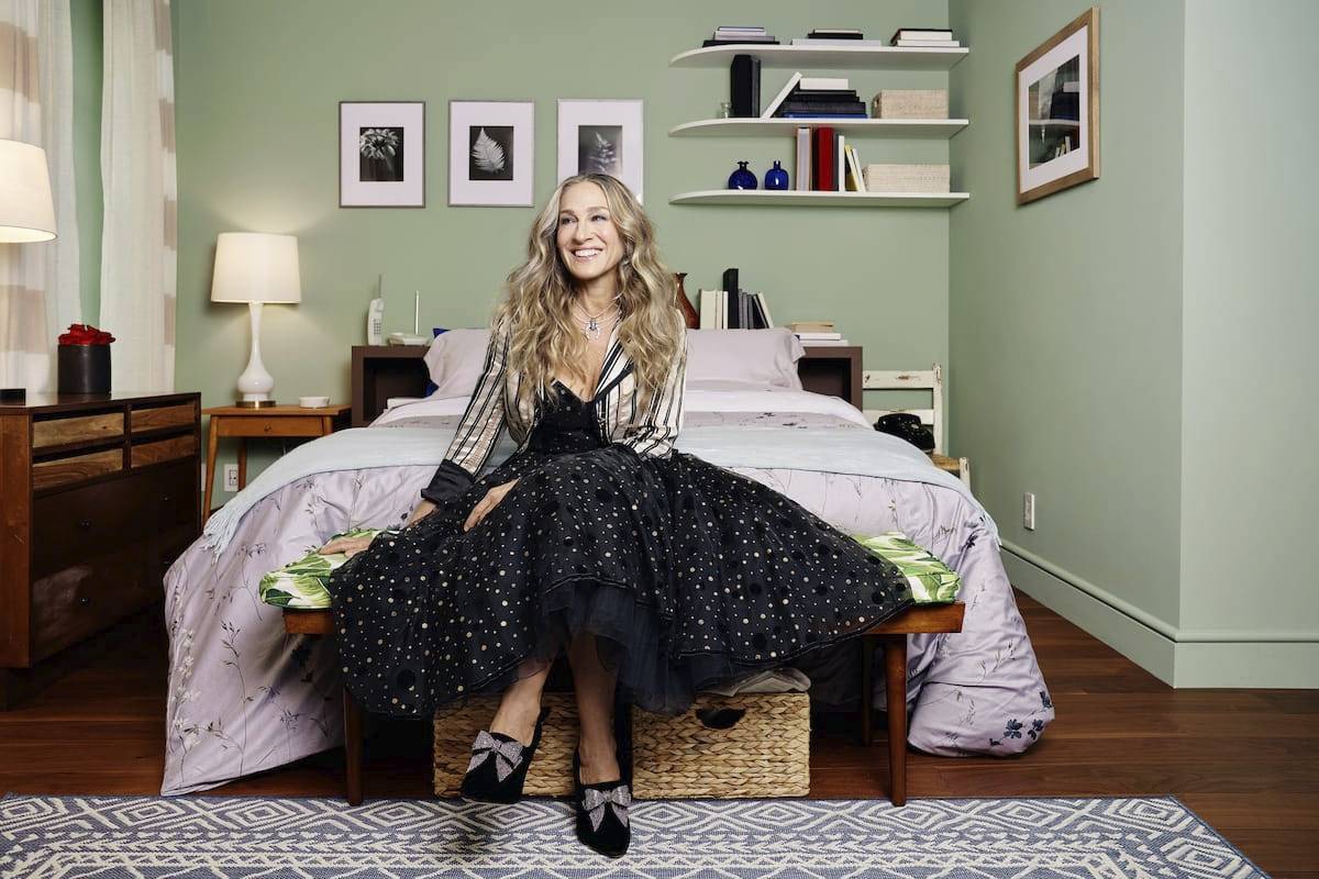 Sarah Jessica Parker in Carrie Bradshaw's aprtment